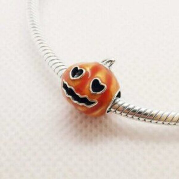 Pandora Glow-in-the-dark Spooky Pumpkin Charm - Picture 3 of 5